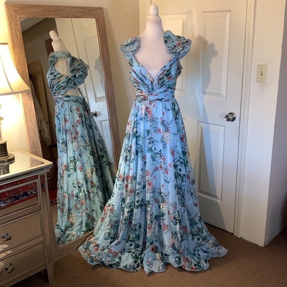 MAC DUGGAL
Indy A-Line Ruffled Back-Lace Chiffon Gown - Picture 5 of 17